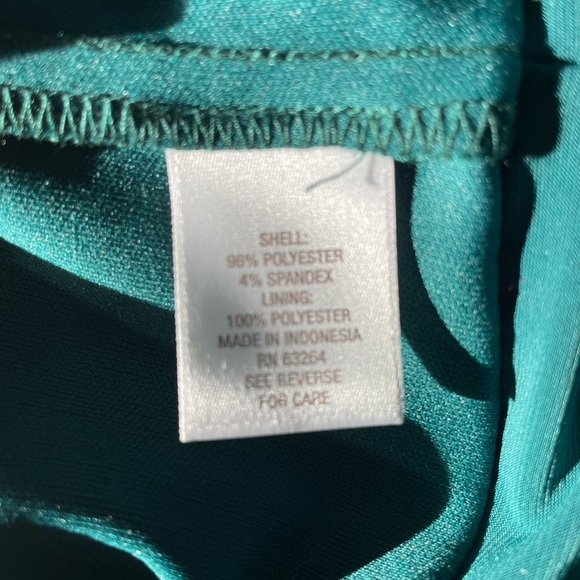 DB Women's Emerald Green Cold Shoulder Blouse with Bling Accents Size Small - Picture 12 of 12